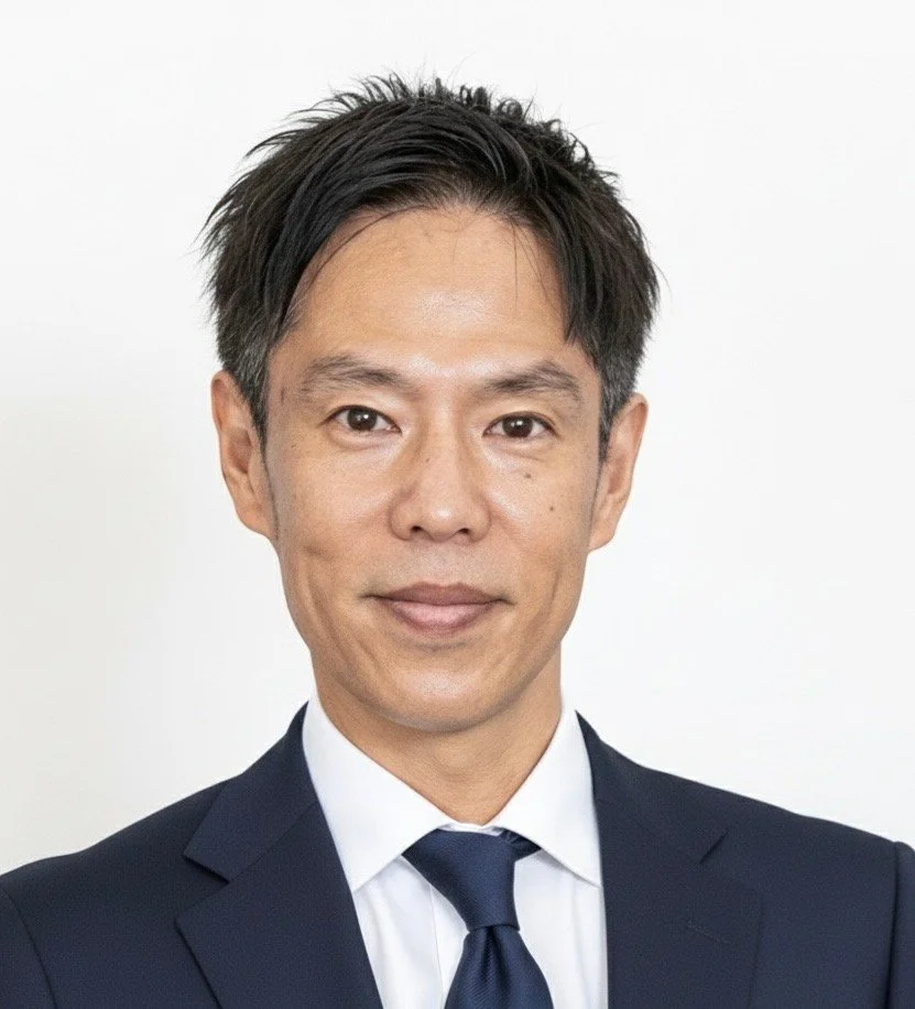 相談者と向かい合って手続きを説明する代表司法書士