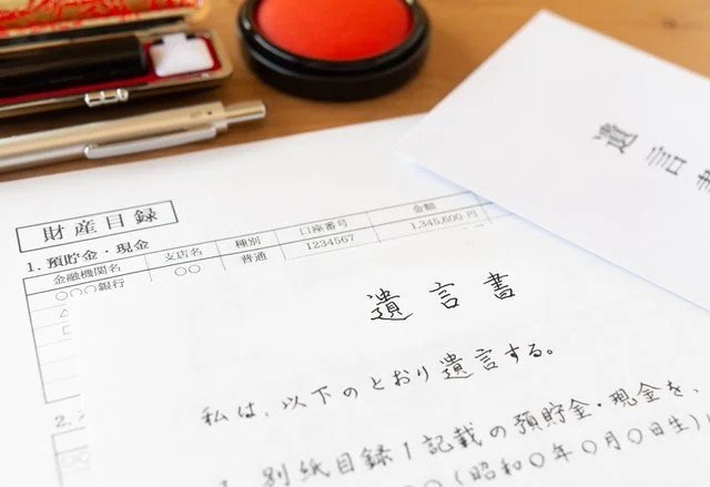 遺言書の内容を相談者と確認する司法書士